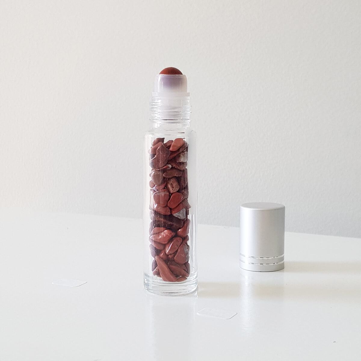 botellita roll-on de jaspe rojo