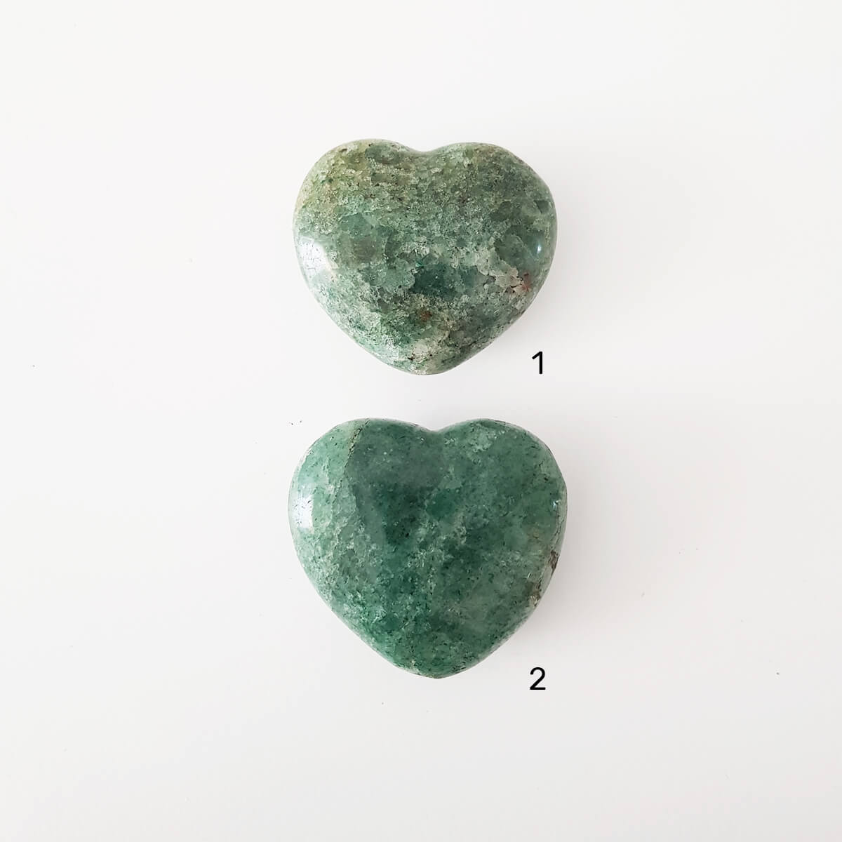 fucsita en forma de corazón pequeño