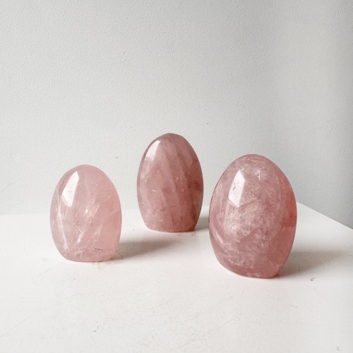 Monolito de cuarzo rosa pequeño