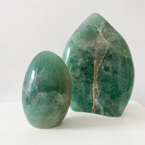 Piedra de Cuarzo Verde natural pulida en punta mediana