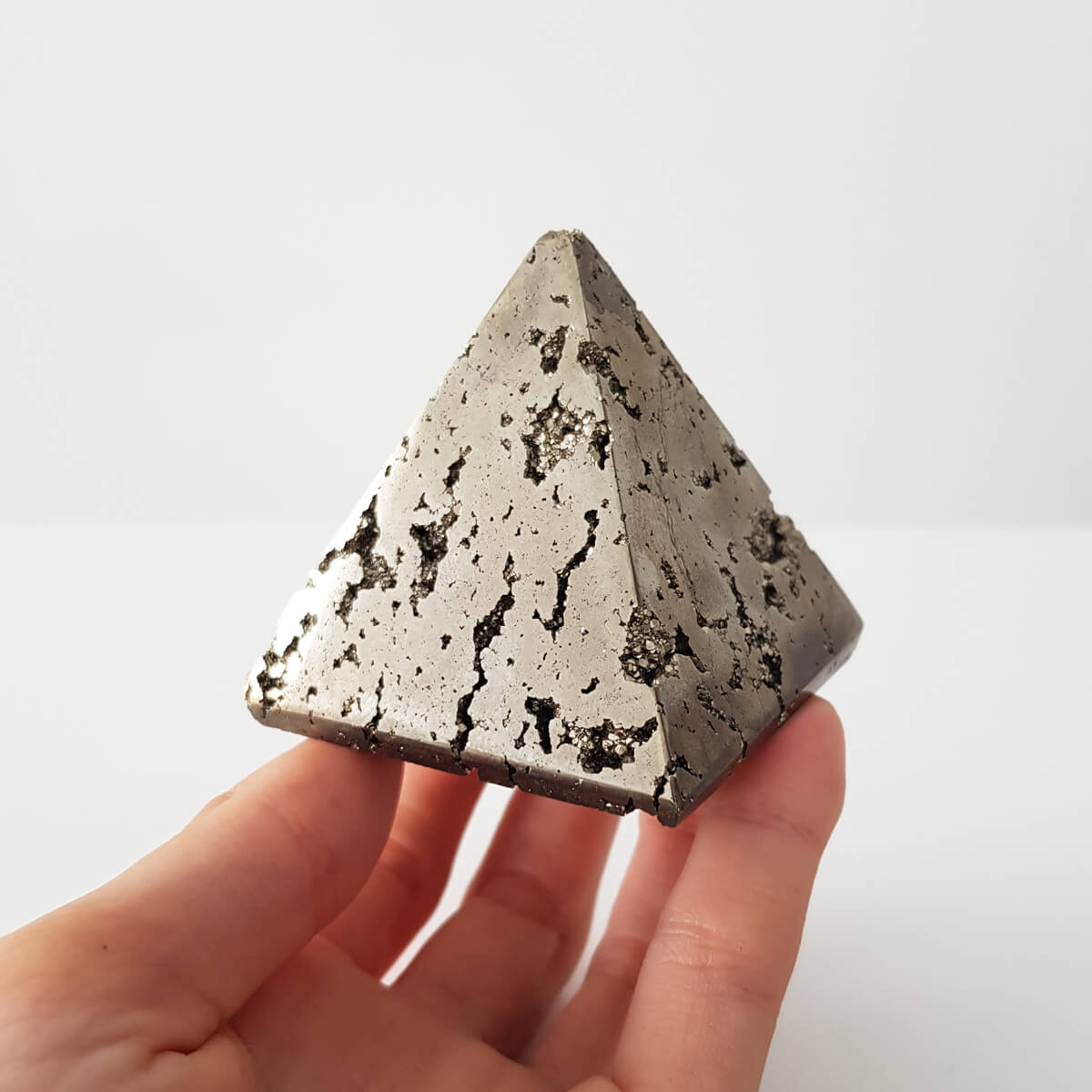 pirámide de pirita natural