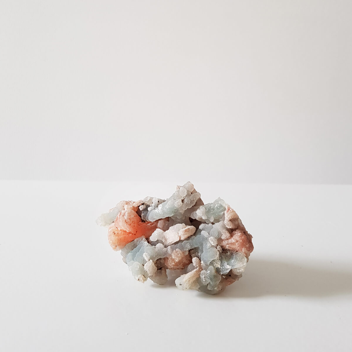 calcedonia con estilbita roja