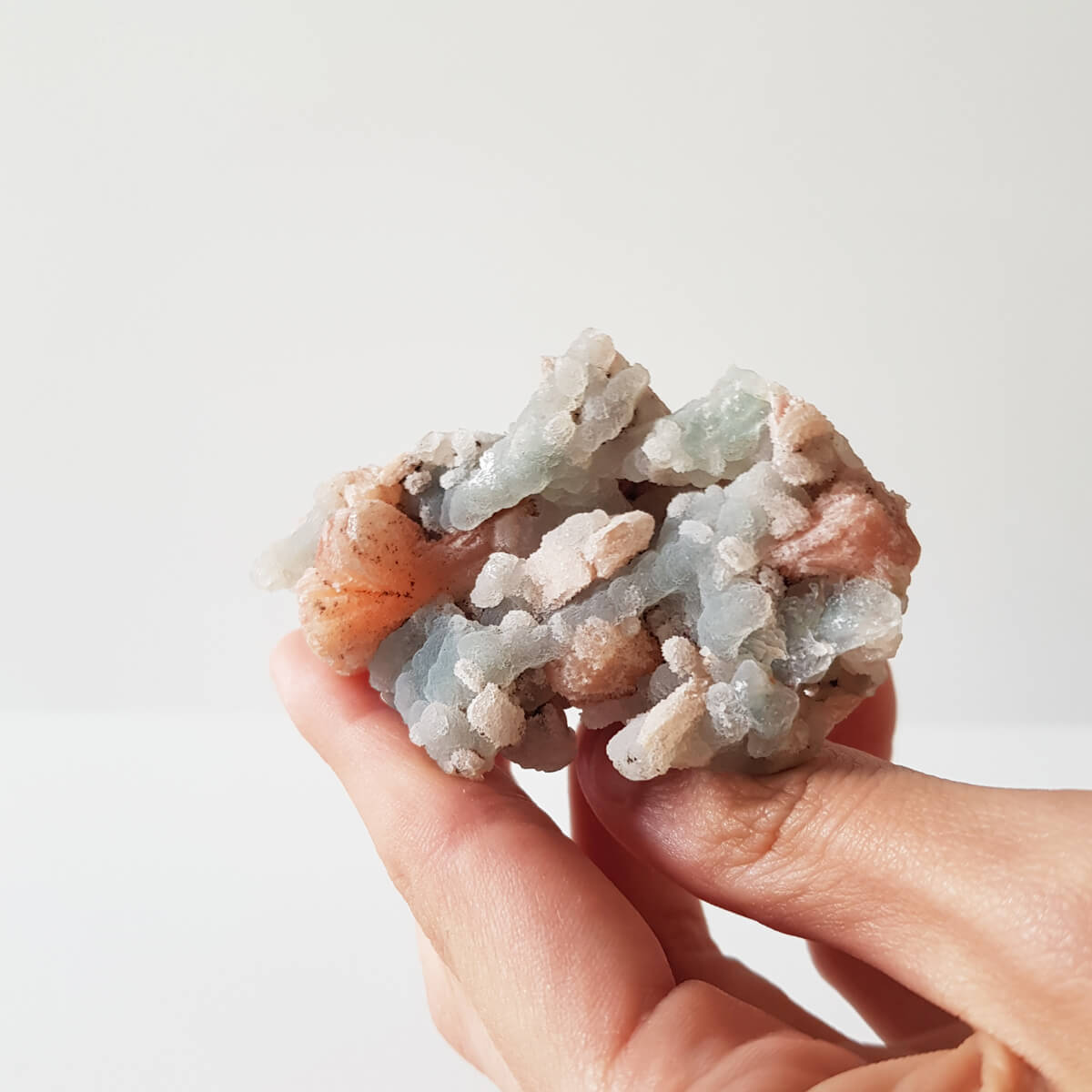 drusa de calcedonia gris con estilbita