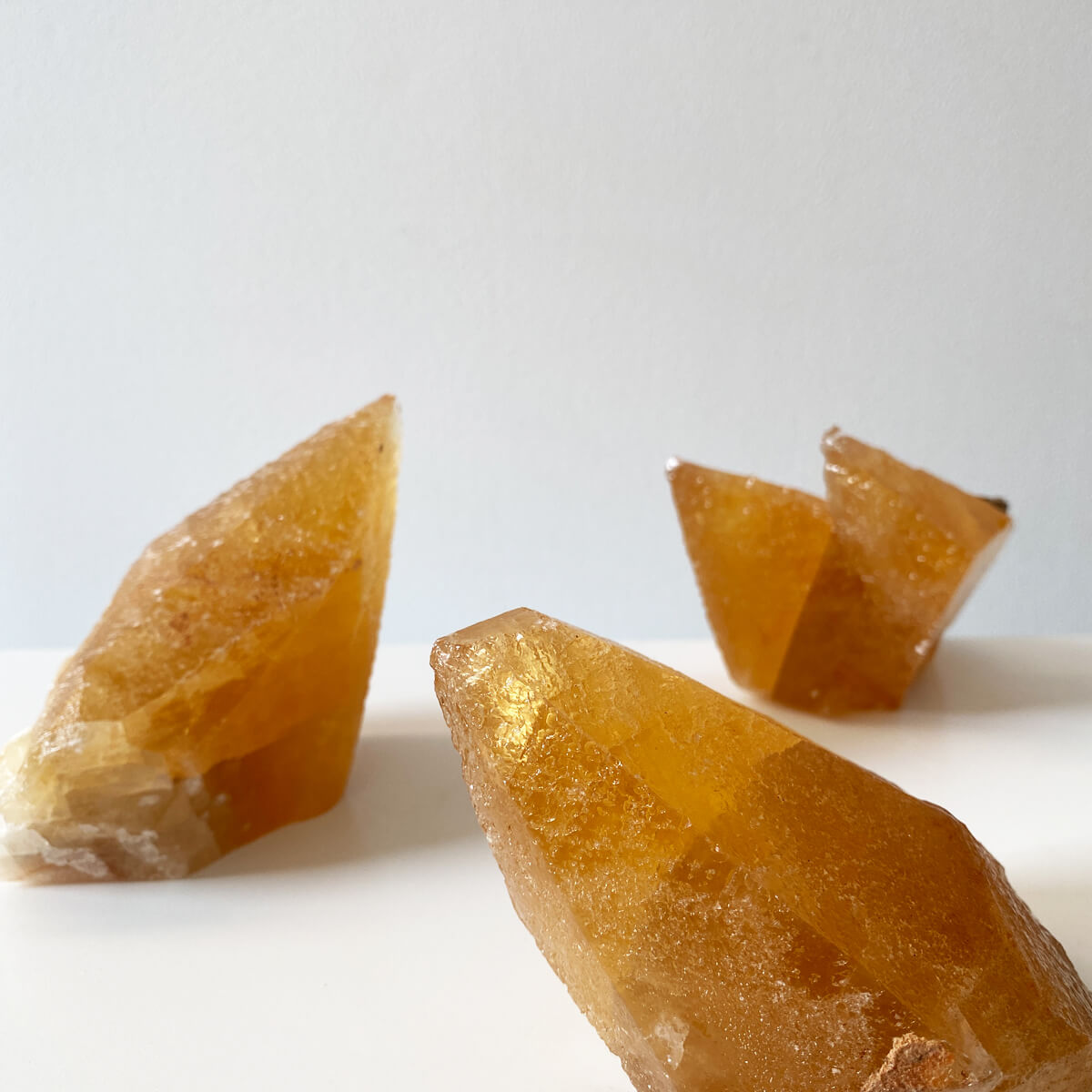 Calcita miel mediana en punta