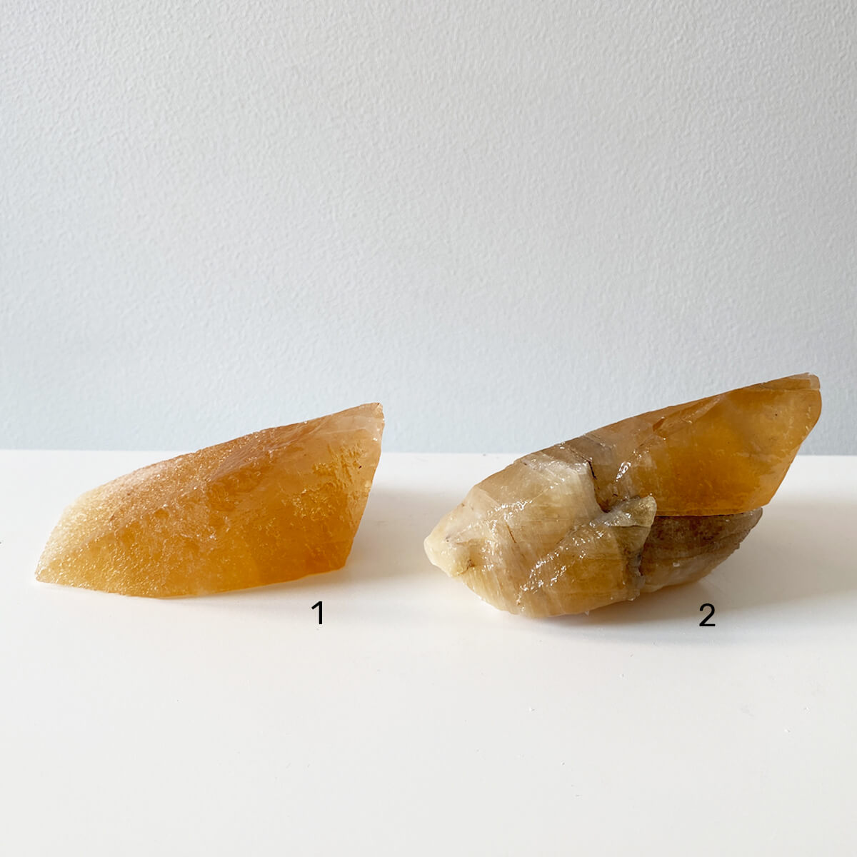 Calcita miel pequeña en punta 1