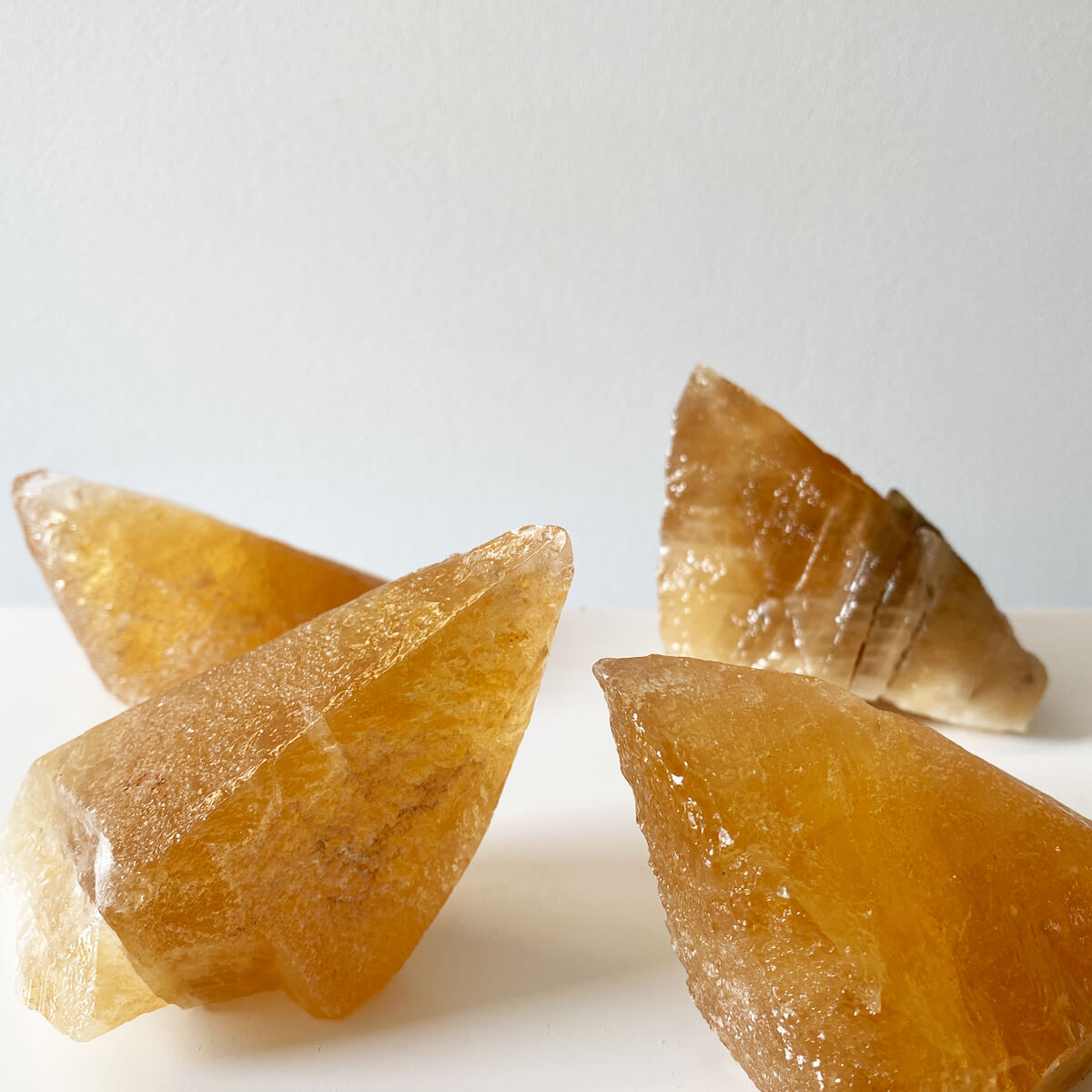 Calcita miel pequeña en punta