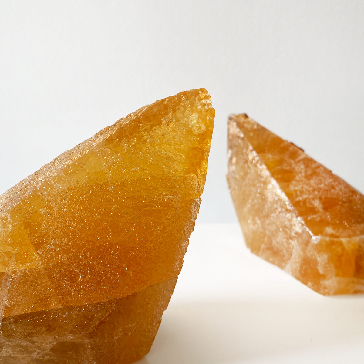 calcita miel grande en punta