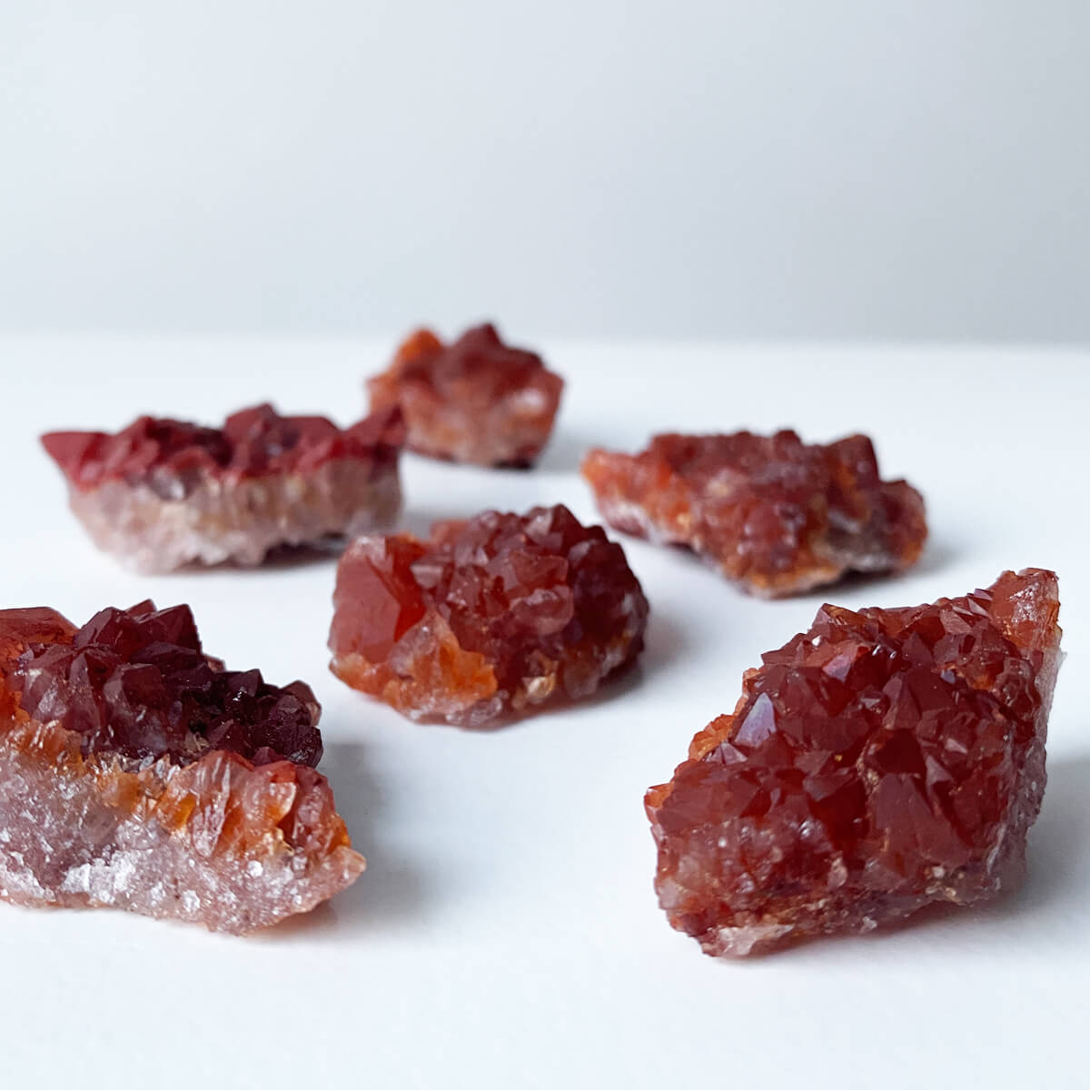 drusa de cuarzo rojo pequeña