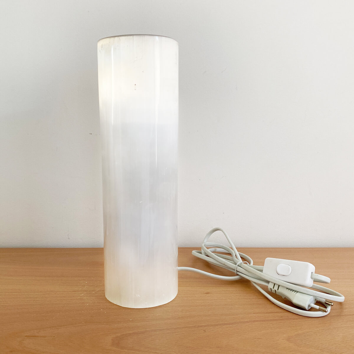 lámapra de selenita en forma de cilindro grande