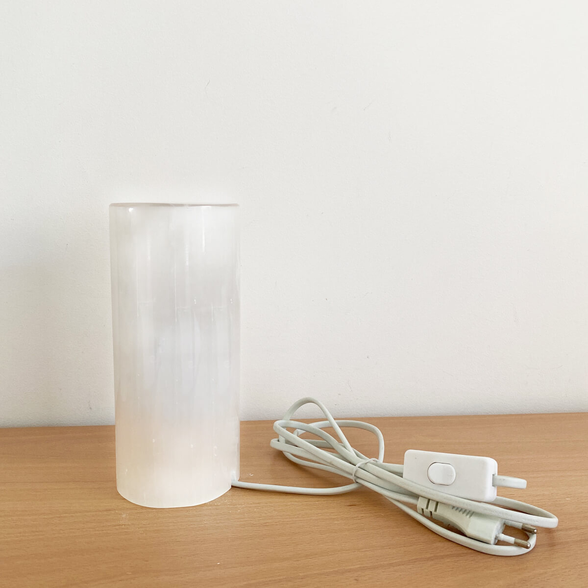 lámpara de selenita con forma de cilindro pequeña