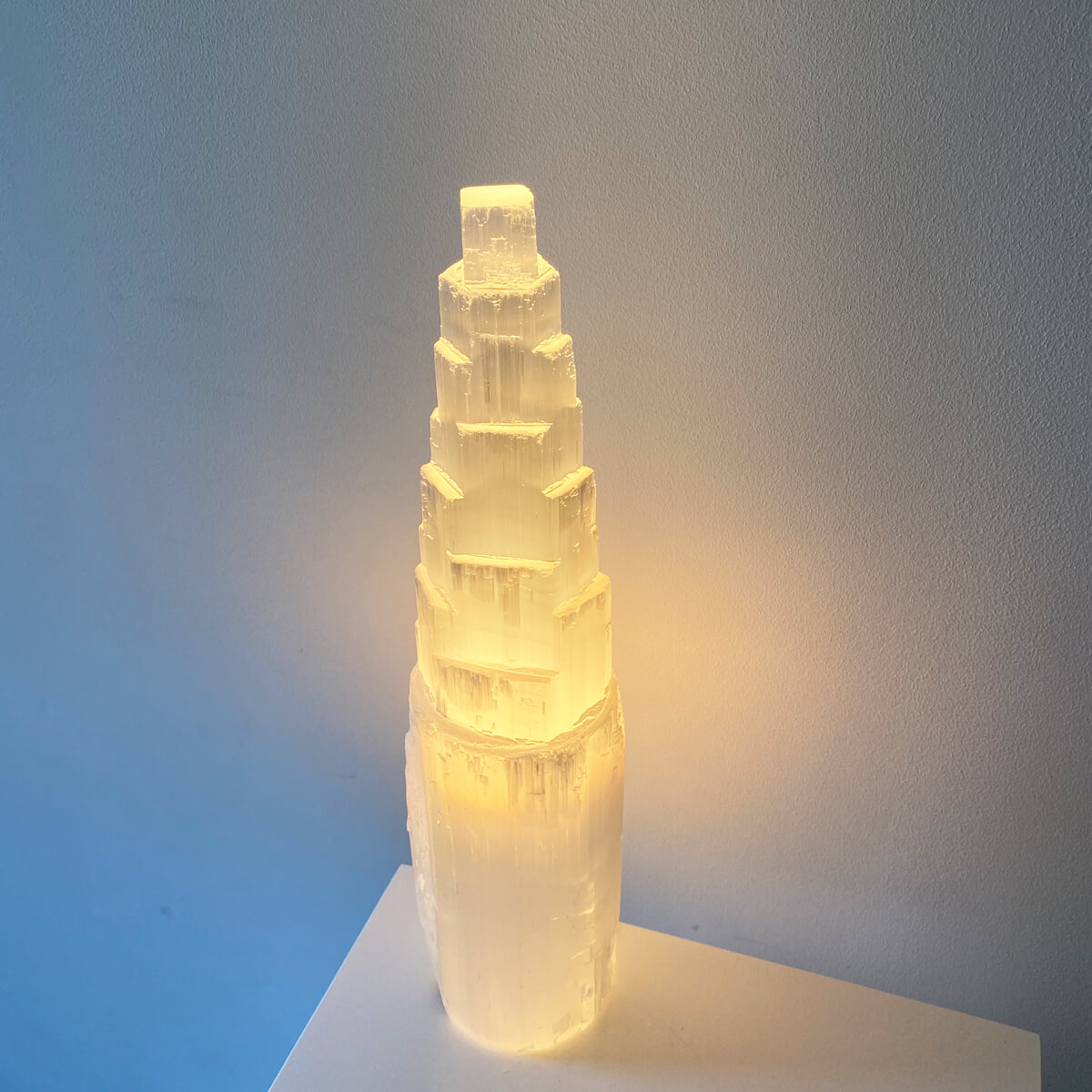 lámpara de selenita monolito grande