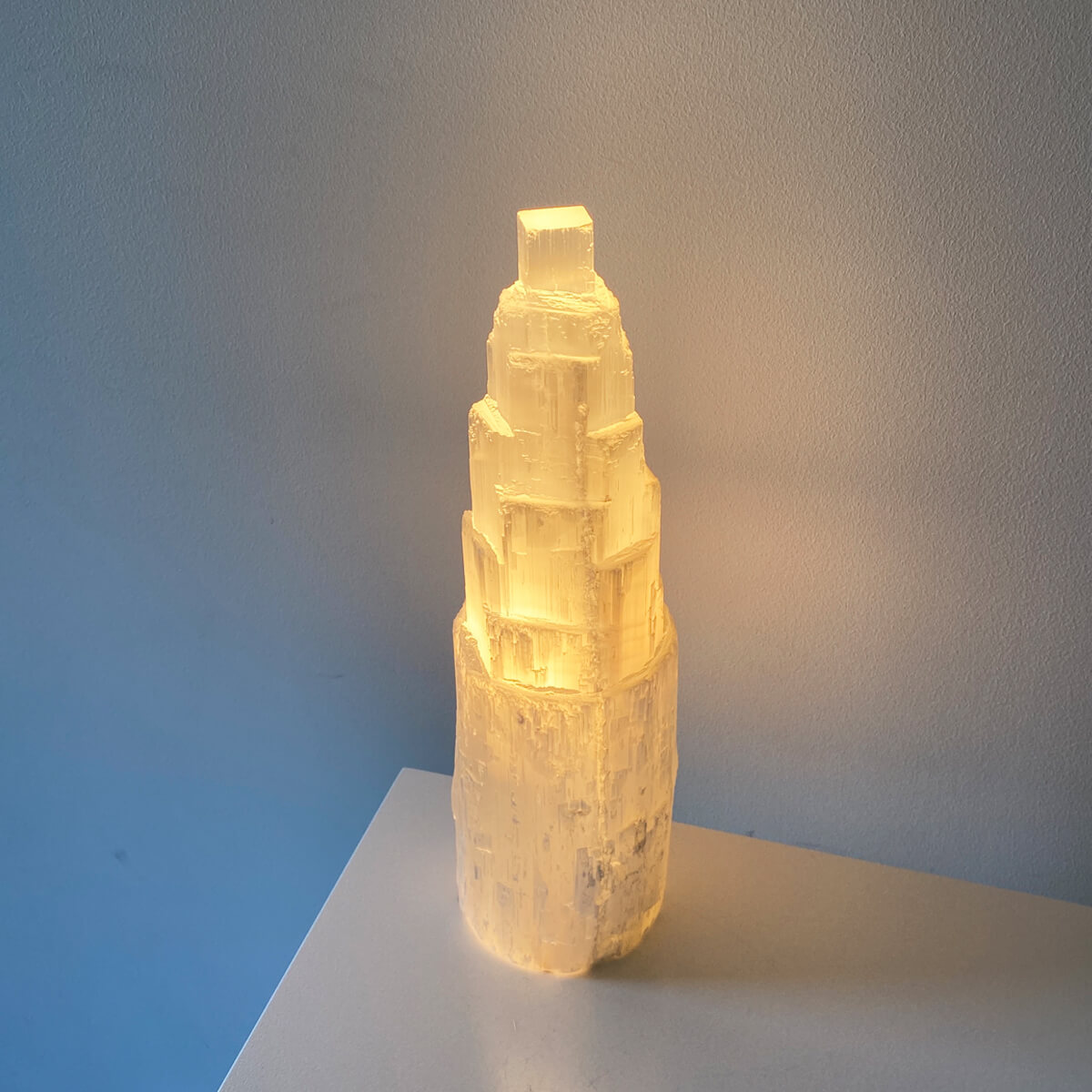 lámpara de selenita monolito grande