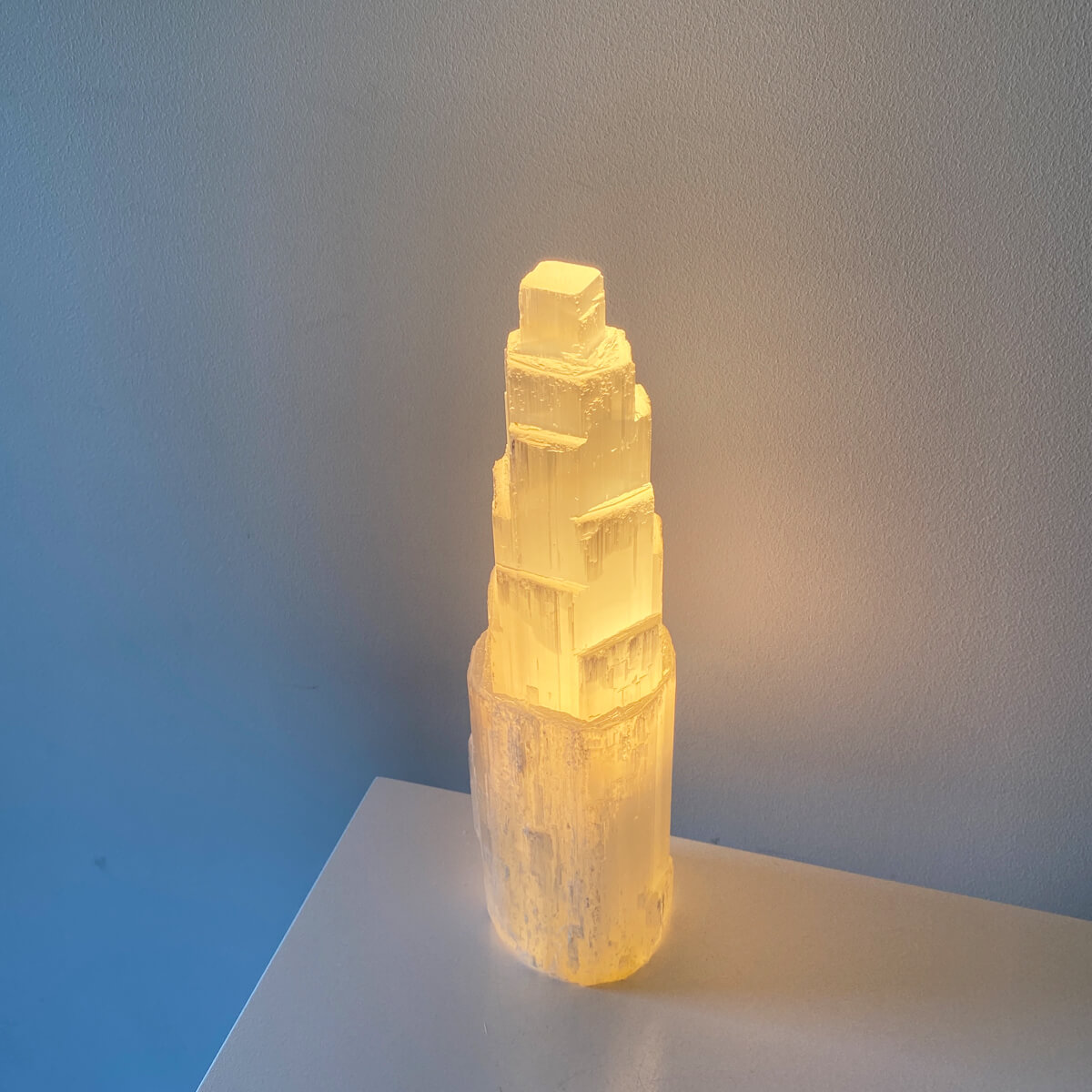 lámpara de selenita monolito mediana