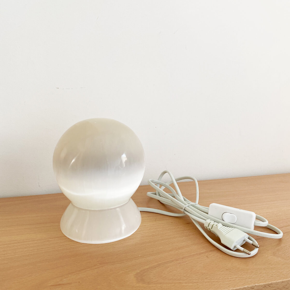 lápara de selenita en forma de esfera