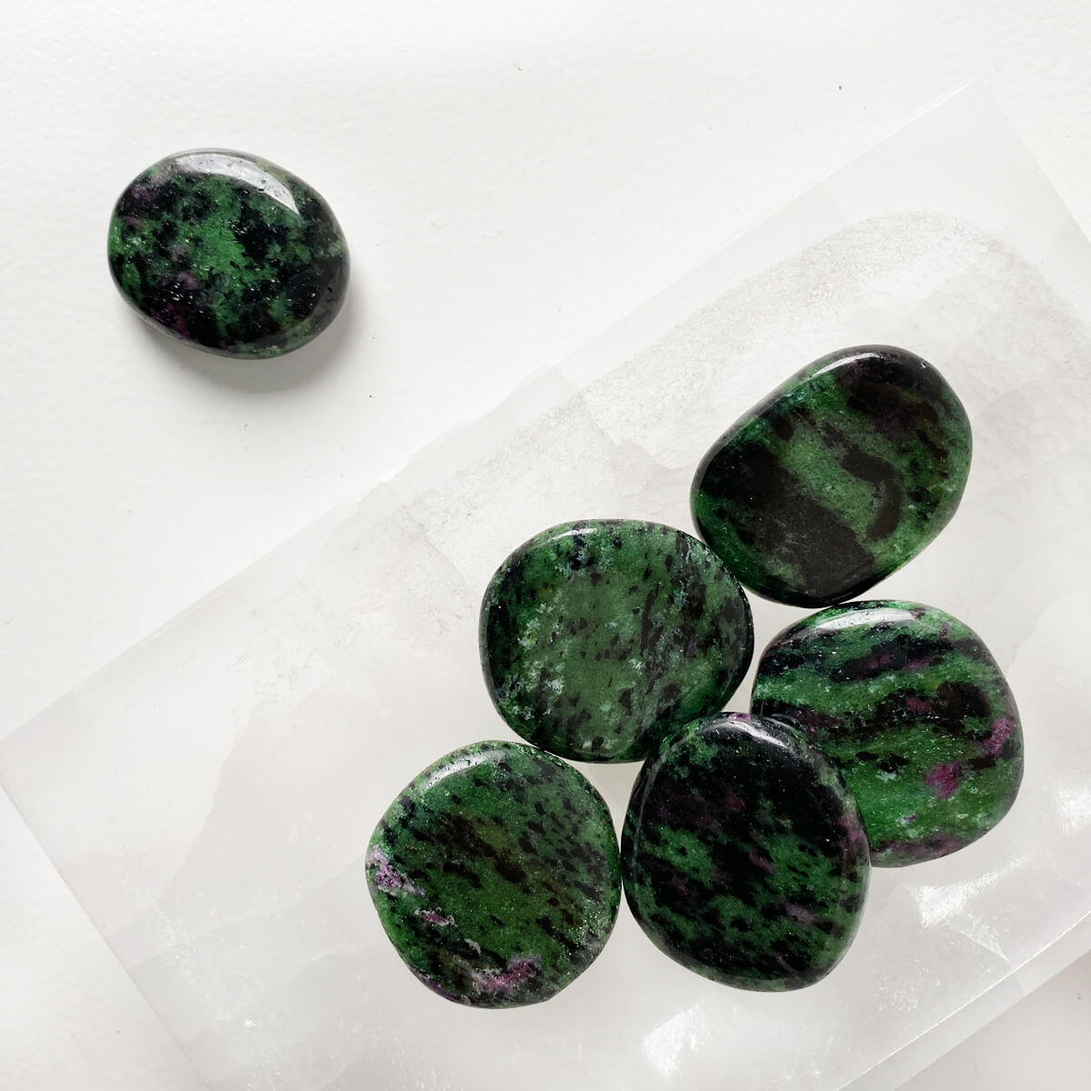 rodado de zoisita con rubí