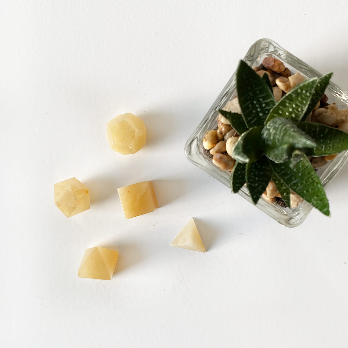 sólidos platónicos de calcita amarilla