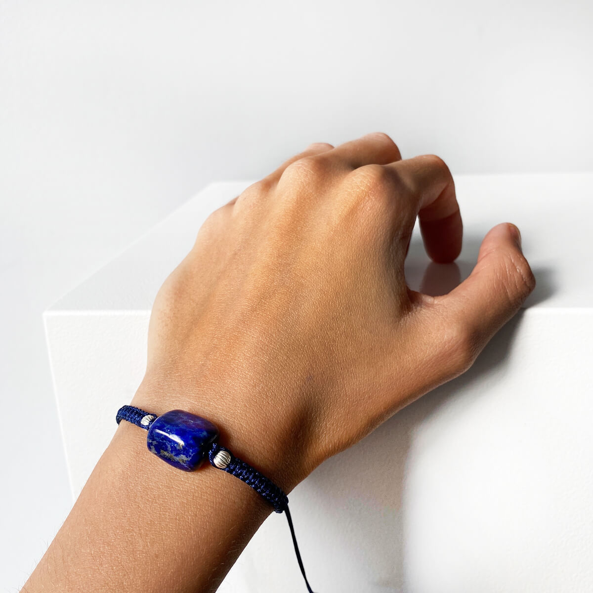 Pulsera de lapislázuli de macramé