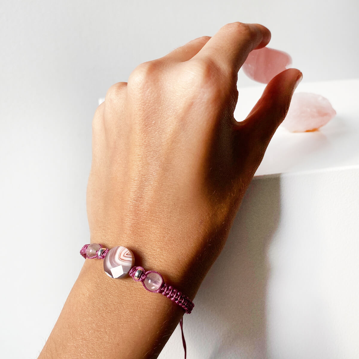 Pulsera de macramé con ágata rosa palo 2