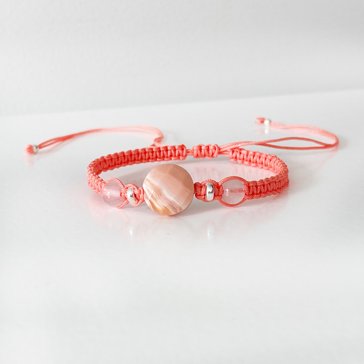Pulsera de macramé con ágata salmon