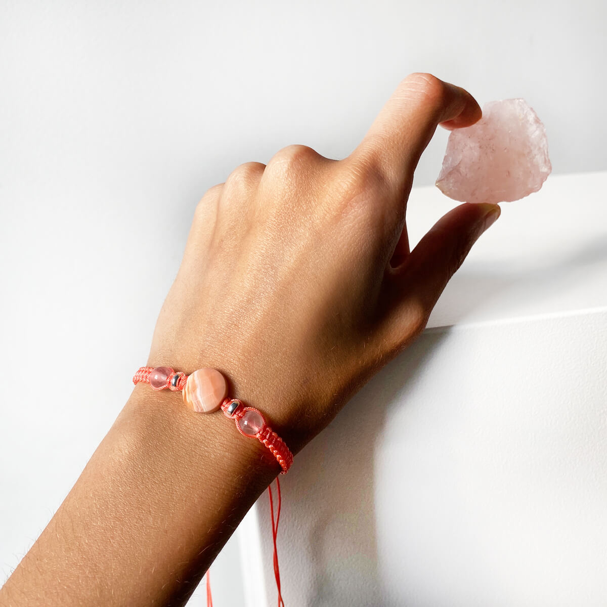 Pulsera de macramé con ágata salmón 2