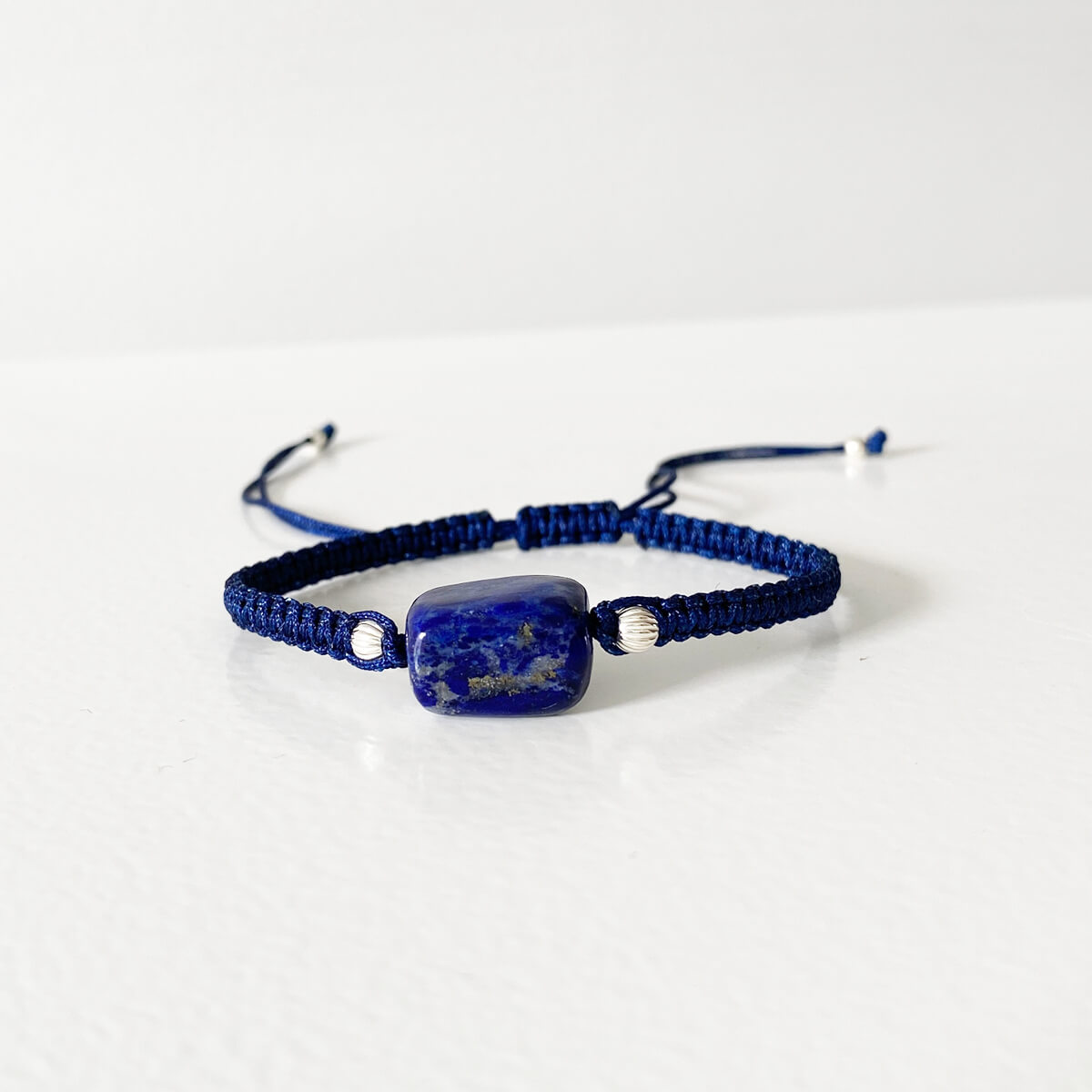 Pulsera de macramé con lapislázuli