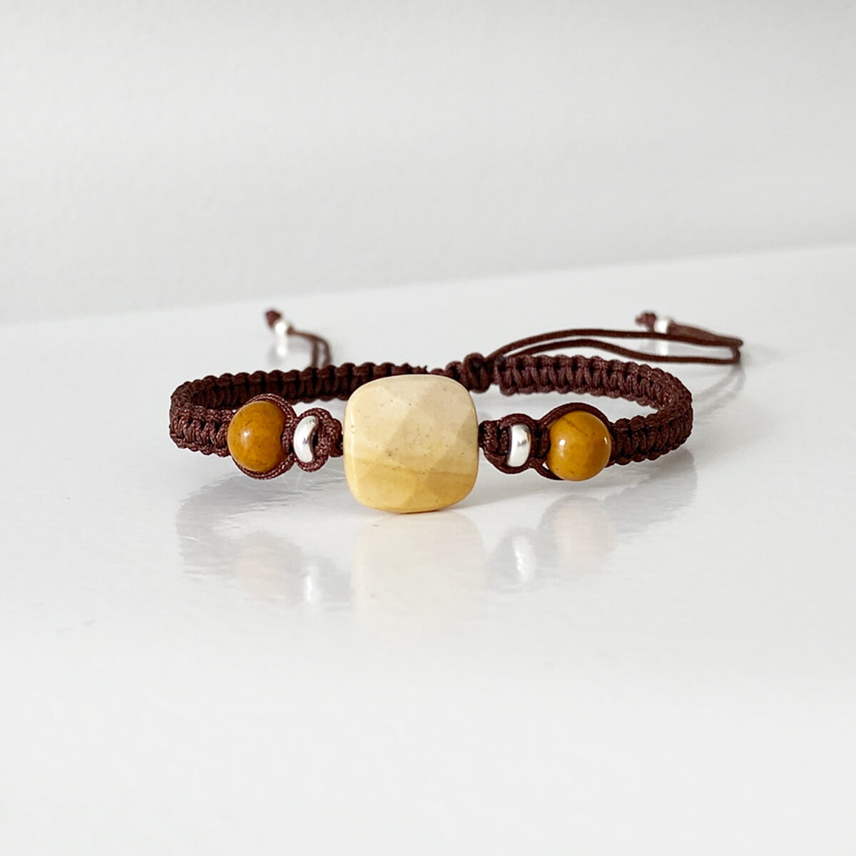 Pulsera de macramé con mookaita marrón