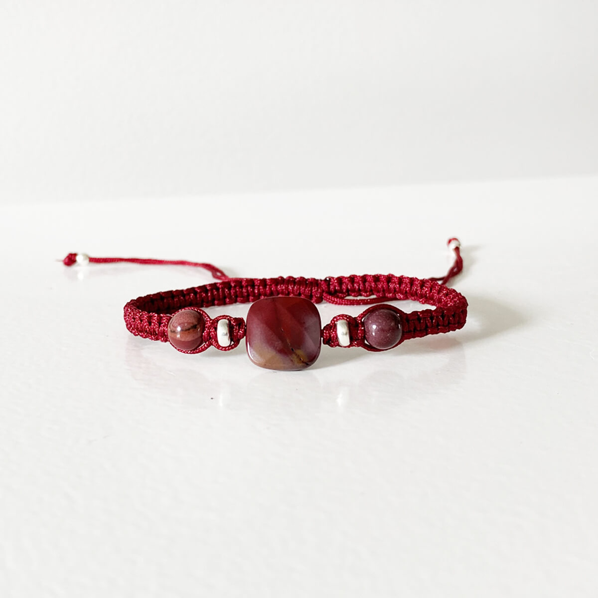 Pulsera de macramé con mookaita