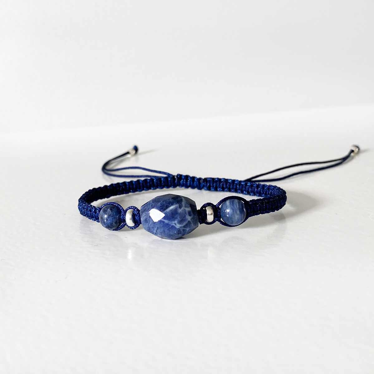 Pulsera de macramé con sodalita