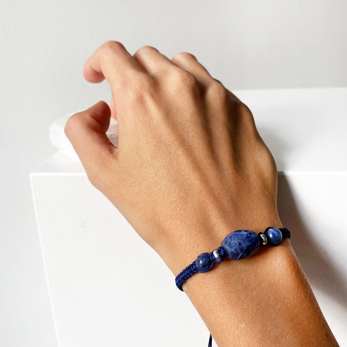 Pulsera de sodalita de macramé