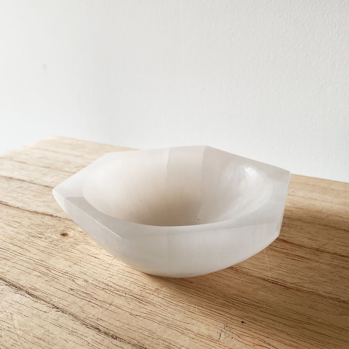 bol de selenita en forma de hexágono