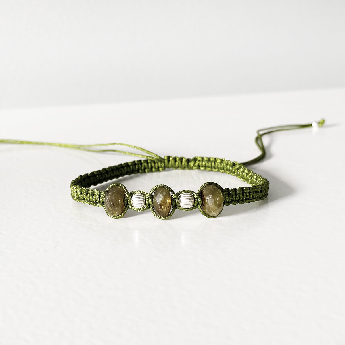 pulsera de macramé con granate verde