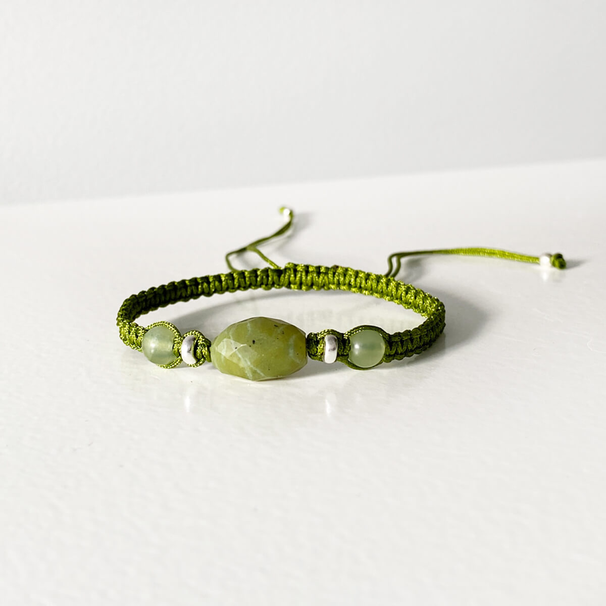 pulsera de macramé con jade verde