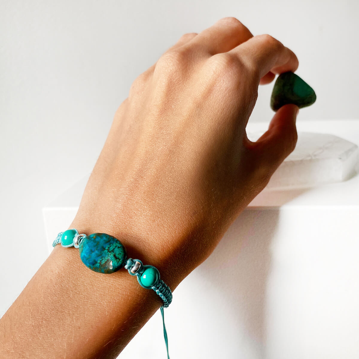 pulsera de macramé con turquesa y crisocola