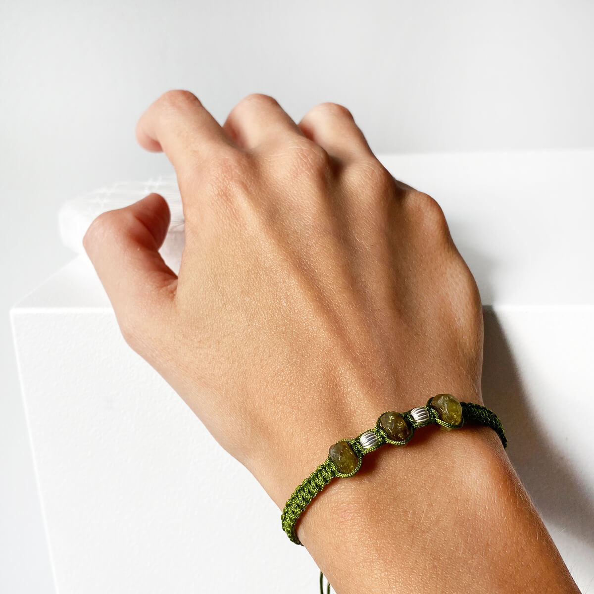 pulsera de macramé de granate verde natural