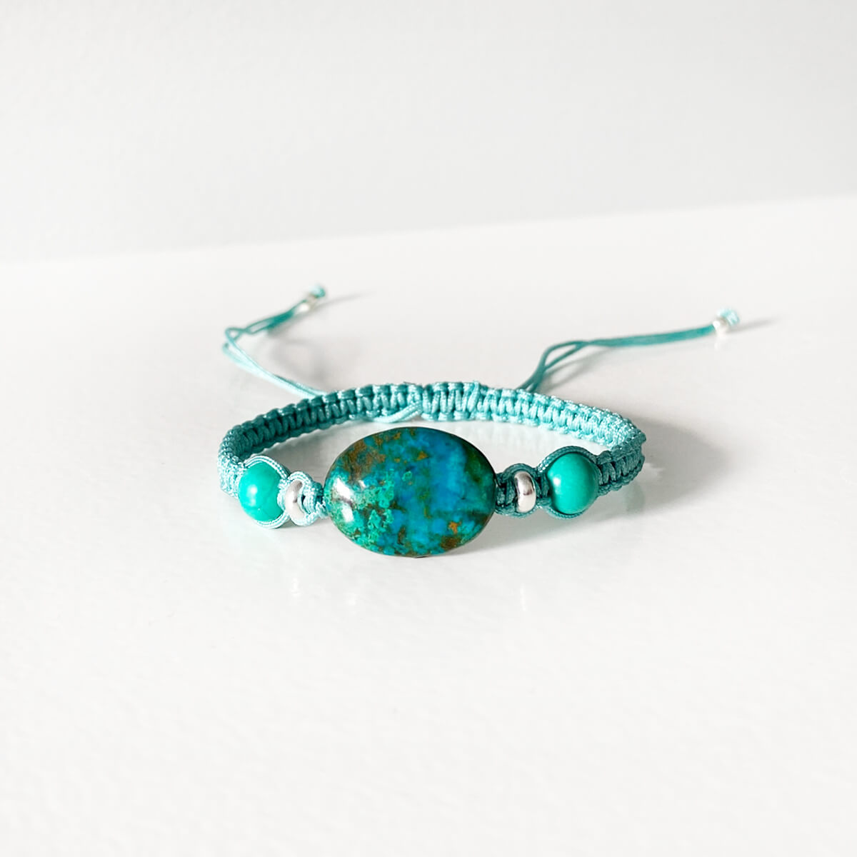 pulsra de macramé con turquesa