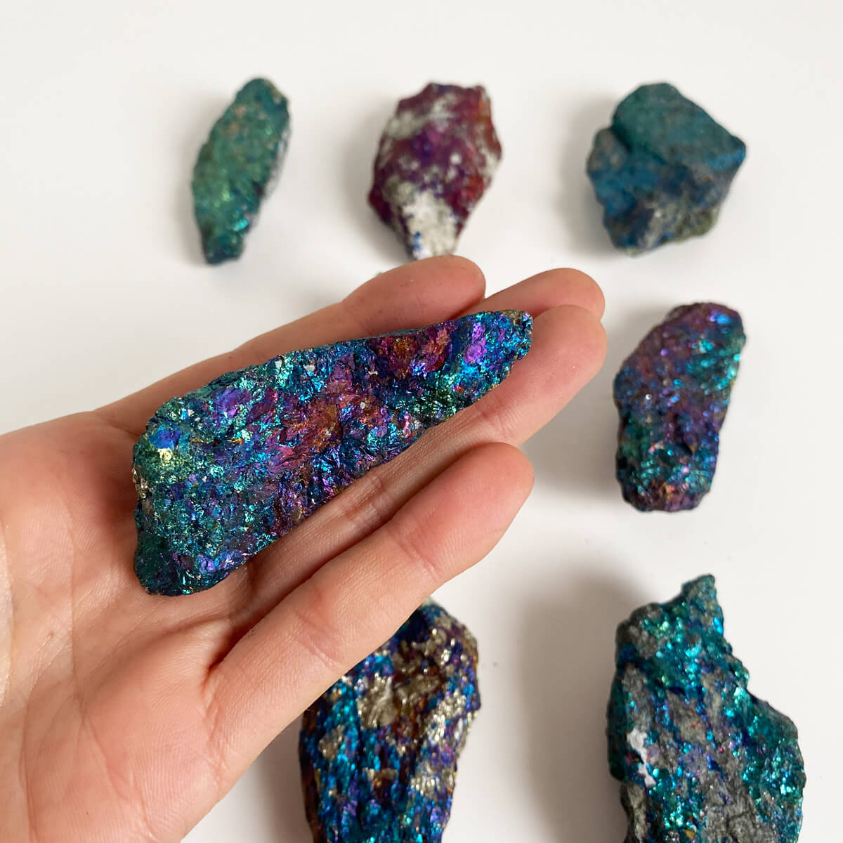 masivo de calcopirita irisada pequeña