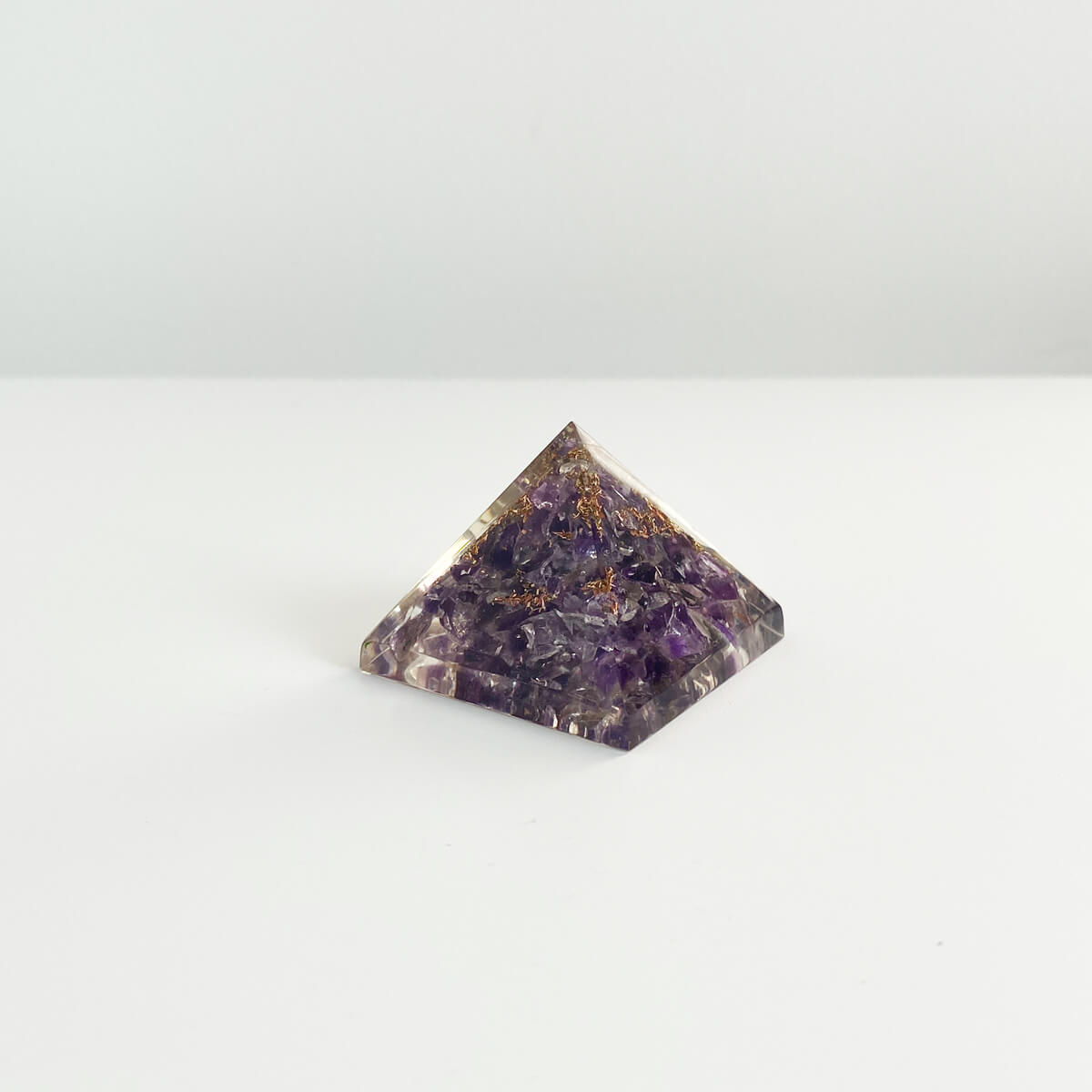 pirámide de orgonita con amatista 2