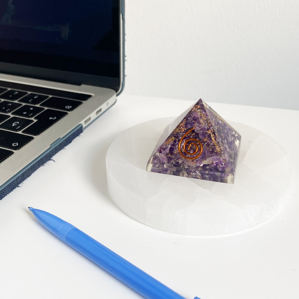 pirámide de orgonita con amatista 3