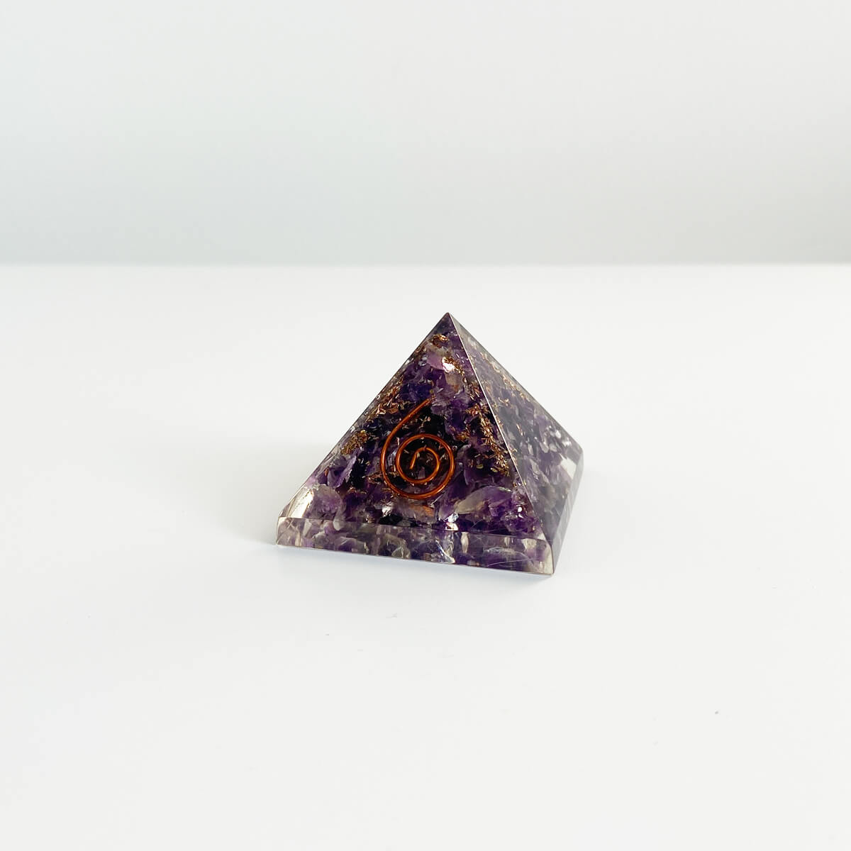pirámide de orgonita con amatista