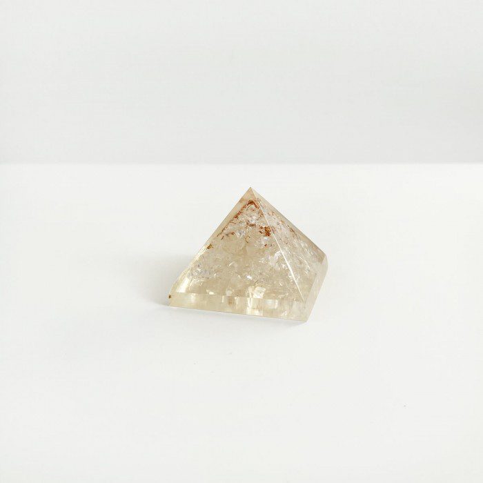 pirámide de orgonita con cuarzo cristal 2