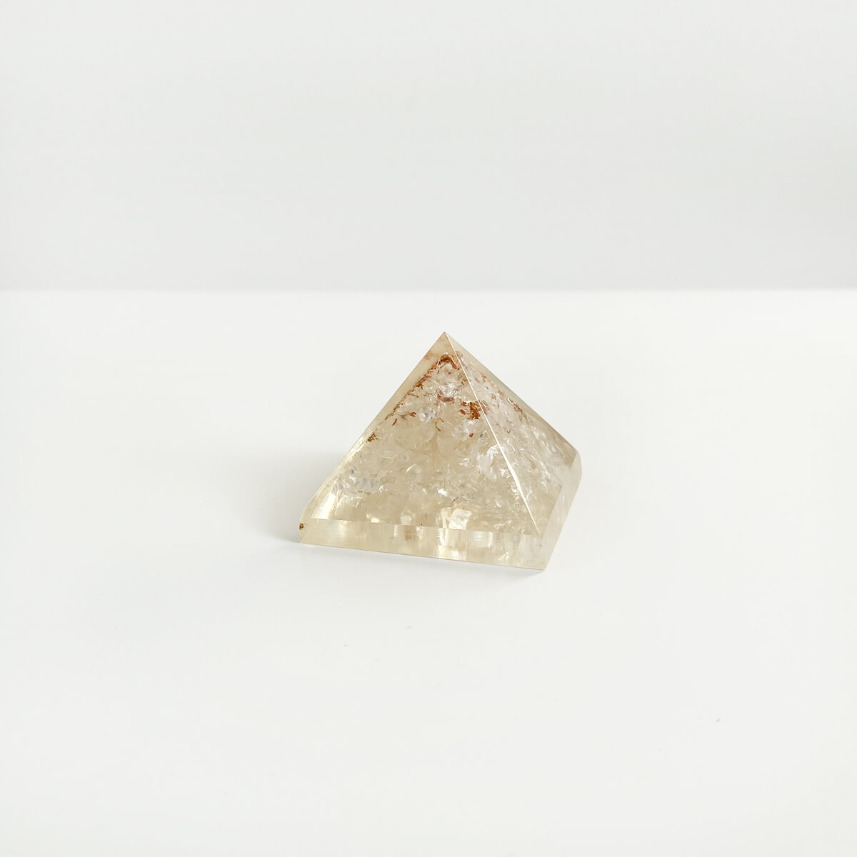 pirámide de orgonita con cuarzo cristal 2