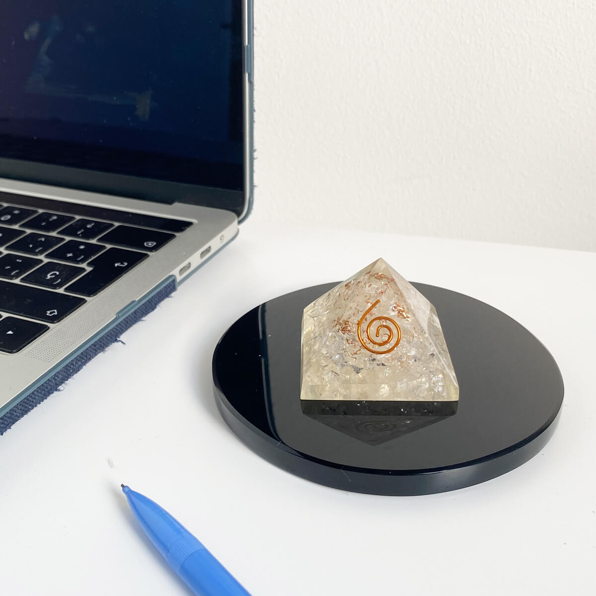 pirámide de orgonita con cuarzo cristal 3