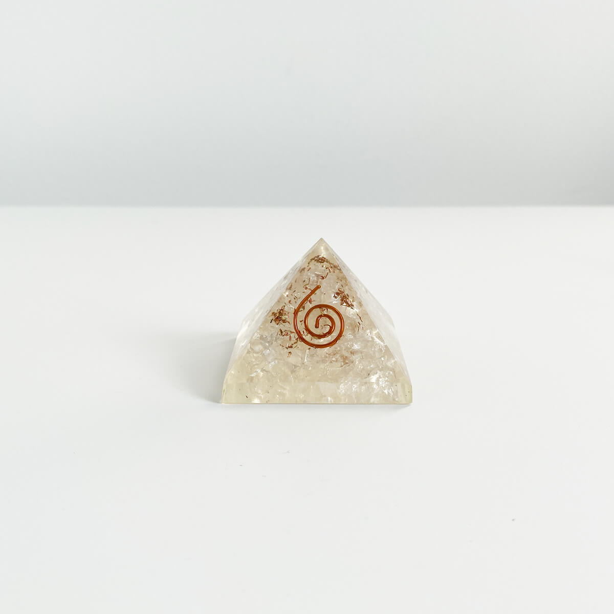 pirámide de orgonita con cuarzo cristal