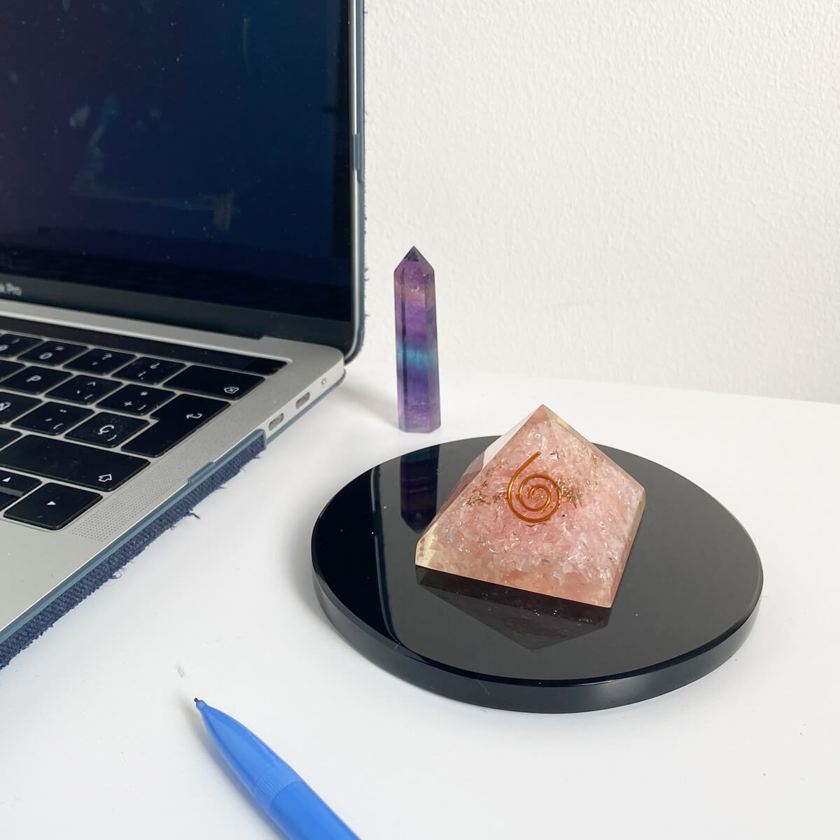 pirámide de orgonita con cuarzo rosa 3