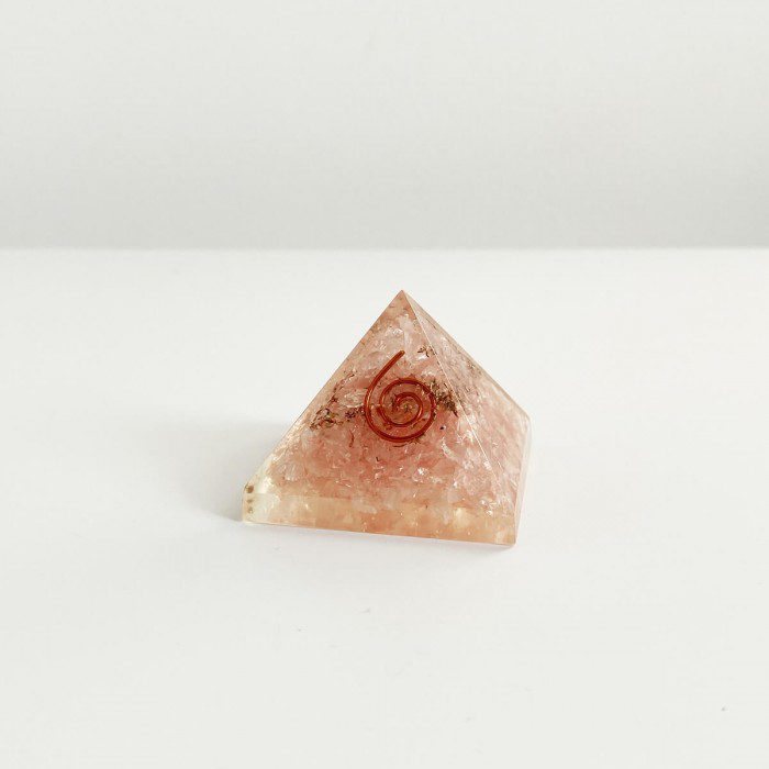 pirámide de orgonita con cuarzo rosa