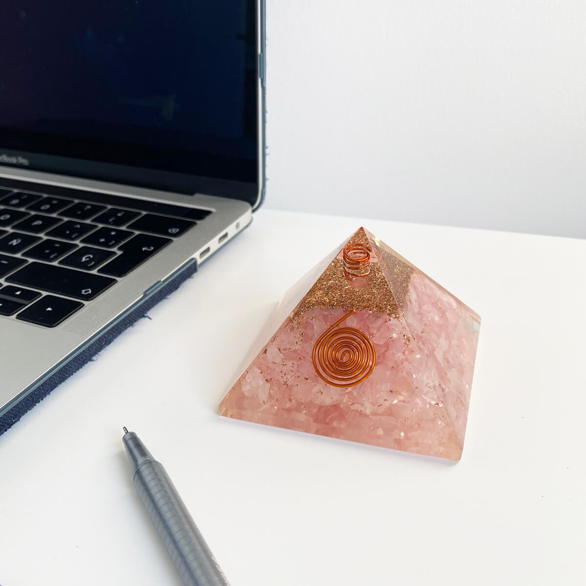 pirámide de orgonita con cuarzo rosa mediana 3