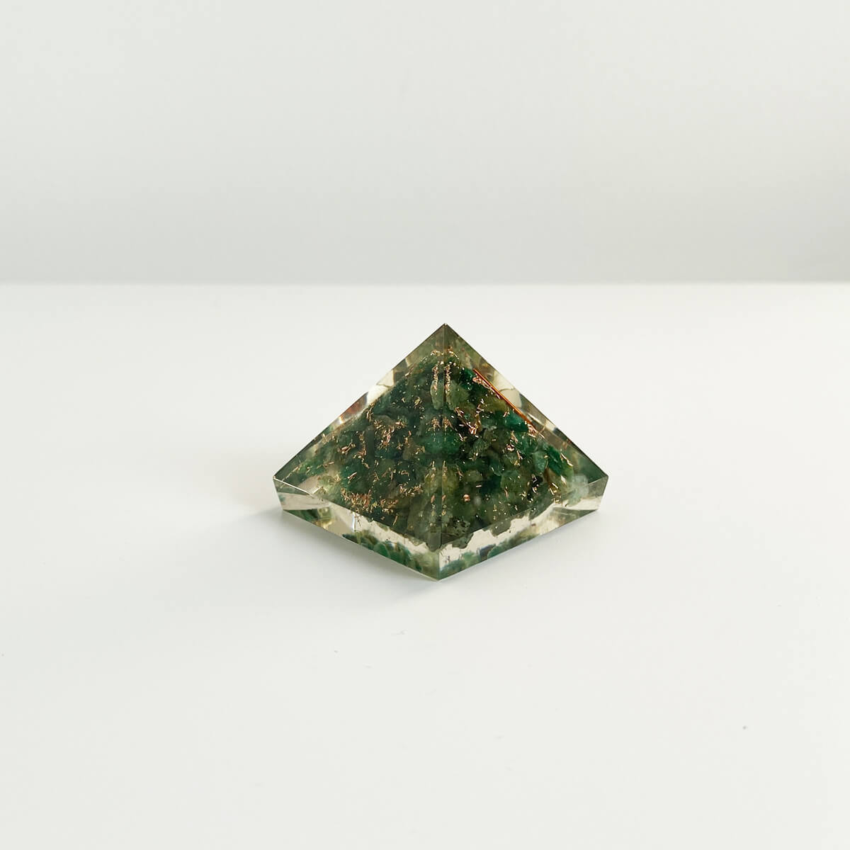 pirámide de orgonita con cuarzo verde 2