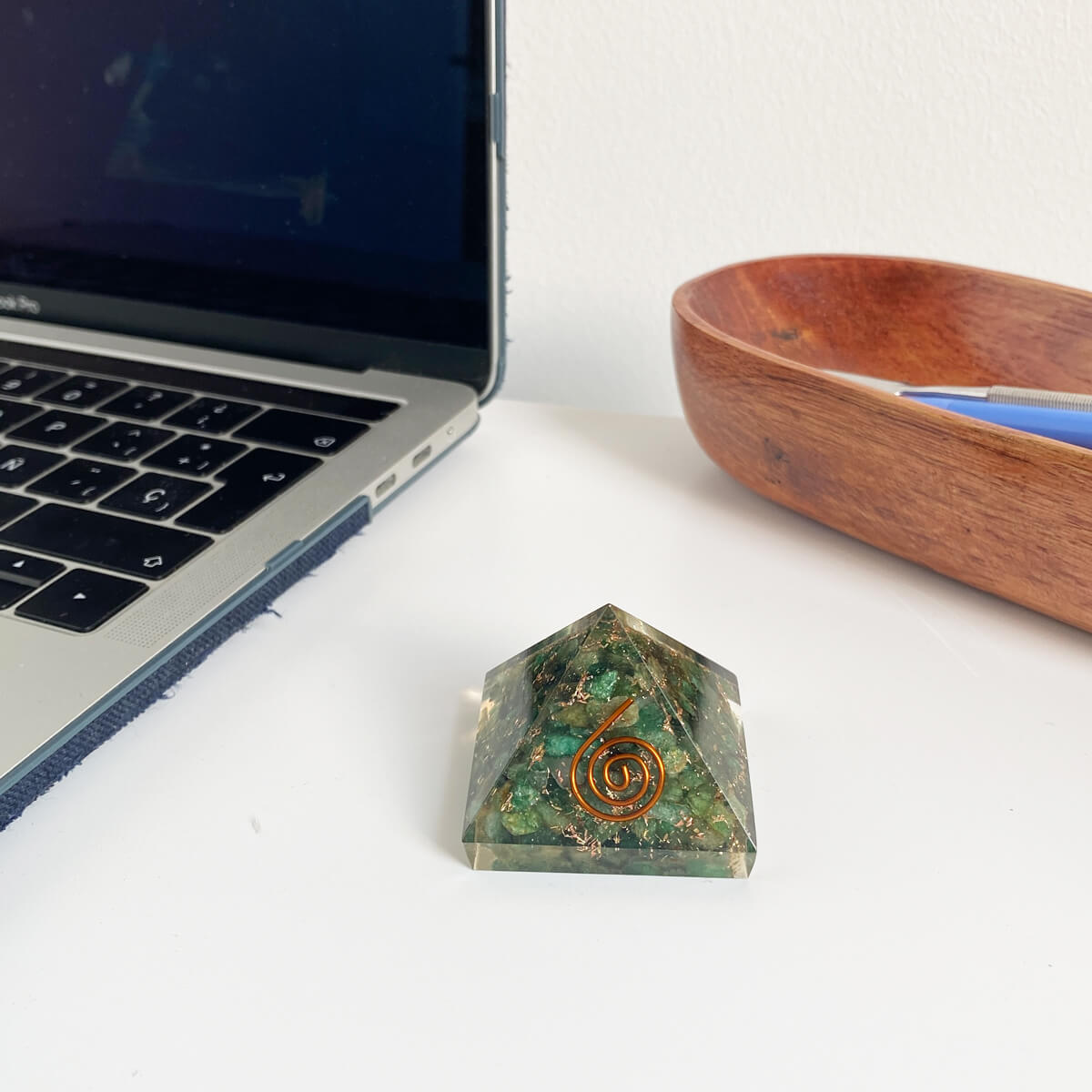 pirámide de orgonita con cuarzo verde 3