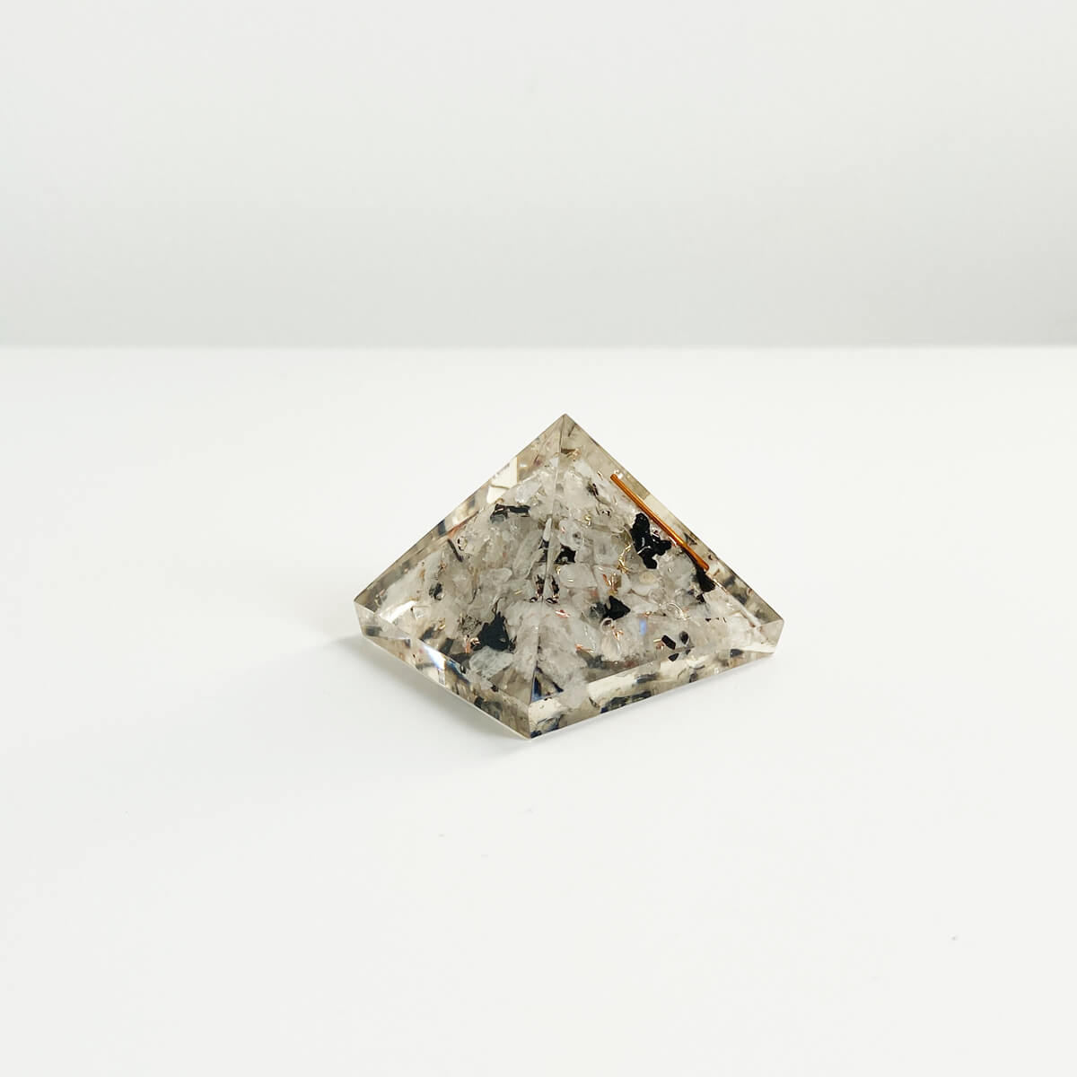 pirámide de orgonita con piedra luna 2