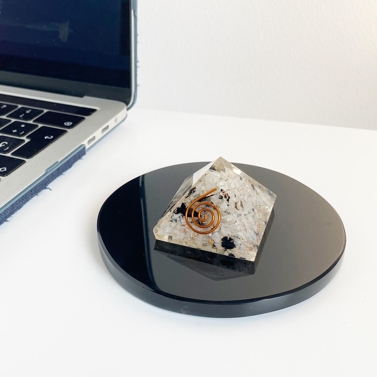 pirámide de orgonita con piedra luna 3 1